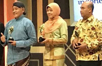 Kepala Dinas Pariwisata Kukar Sri Wahyuni (tengah) saat menerima penghargaan Juara 2 untuk Pulau Kumala
