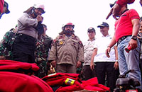 Plt Bupati Kukar Edi Damansyah ikut mencoba topi keselamatan regu PMK perusahaan perkebunan PT Maju Kalimantan Hadapan