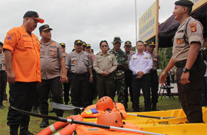 Bupati Kukar mengamati perlengkapan dari Polres Kukar yang siap digunakan untuk mengantisipasi bencana karhutla