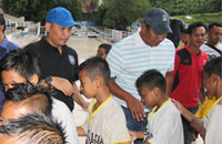 Ketua Askab PSSI Kukar Salehuddin mengucapkan selamat kepada tim yang lolos ke Final Regional Kalimantan Aqua DNC 2017