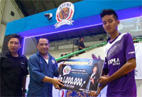 Pemain Fatma FC, M Fadhil, terpilih sebagai Pemain Terbaik Arema Futsal Cup II 2014 dan berhak mendapatkan uang Rp 1 juta 