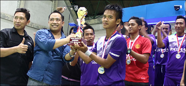 Ketua Arema Kota Raja Sarkowi V Zahry menyerahkan trofi Juara I Arema Futsal Cup II 2014 kepada tim Fatma FC