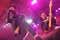 Vokalis Armada, Rizal, kerap mengajak para penggemarnya menyanyi bersama membawakan tembang-tembang hits mereka