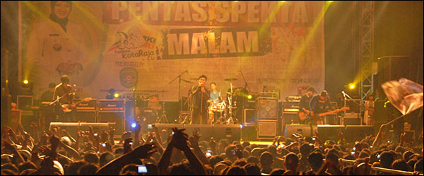 Penampilan Armada di Pentas Spekta Malam mendapat sambutan antusias dari ribuan penggemarnya di Tenggarong