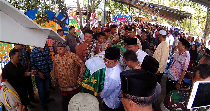 Jenazah H Suriansyah HM saat diberangkatkan dari rumah duka menuju Masjid Jami' Hasanuddin untuk disalatkan