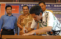 GM Work PT Bara Kumala Sakti Didik Marsono menandatangani kepakatan bersama pembentukan Asosiasi CSR Berseri 
