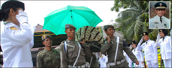 Jenazah mantan Bupati Kutai H Awang Faisyal (inset) saat diberangkatkan menuju peristrahatan terakhirnya