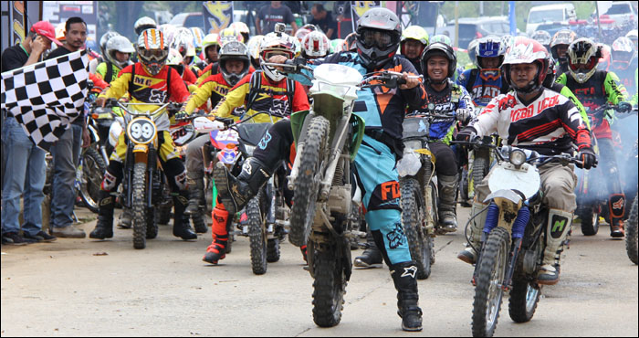 Para peserta BLUKAR 2 dilepas secara berkelompok di kompleks Stadion Aji Imbut, Tenggarong Seberang