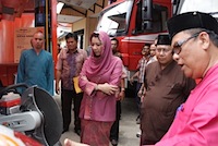 Kepala BPBD Kukar Darmansyah (kanan) menjelaskan bantuan yang diterima dari pusat kepada Bupati Rita Widyasari