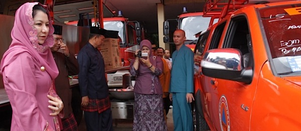 Bupati Rita Widyasari mengamati mobil Fire Rescue bantuan dari BNPB Pusat untuk BPBD Kukar