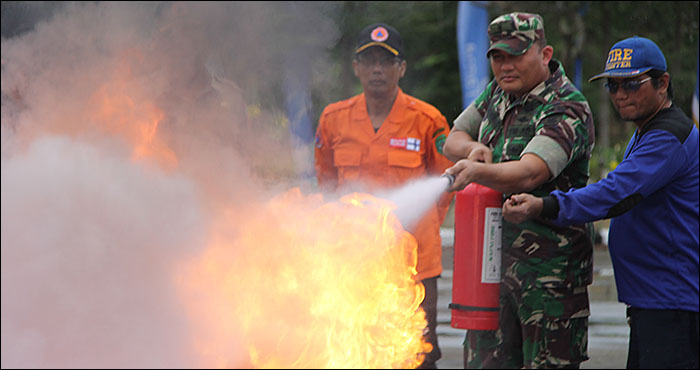 Dipandu petugas BPBD Kukar, Kasdim 0906/TGR Mayor Inf A Inkiriwang didampingi Sekkab Kukar H Marli mempraktekkan cara memadamkan api dengan menggunakan APAR