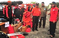 Bupati Kukar Rita Widyasari memperhatikan perlengkapan BPBD Kukar dalam mengatasi bencana