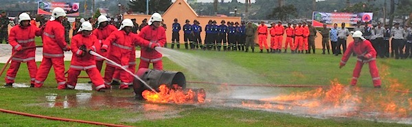 Para anggota pasukan pemadam kebakaran BPBD Kukar melakukan simulasi pemadaman api