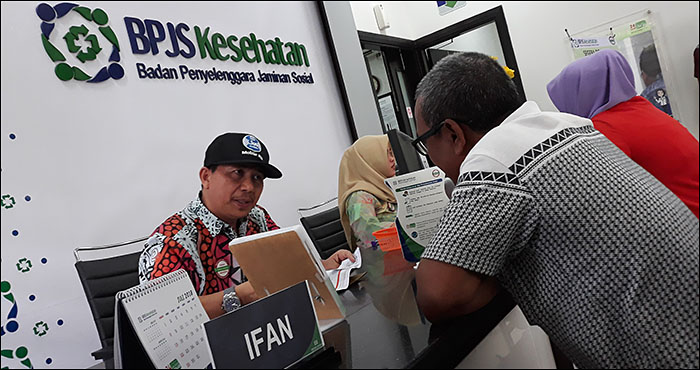 Kepala Cabang Samarinda BPJS Kesehatan, Nurifansyah, saat melayani warga Kukar yang melakukan pendaftaran JKN-KIS di Tenggarong, Rabu (04/07) pagi
