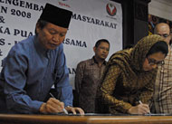 Pj Bupati H Sjachruddin bersama Judith J Navarro Dipodiputro menandatangani berita acara serah terima program Pengembangan Masyarakat 2008 dari Total E&P Indonesie