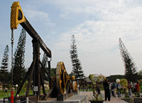 Para peserta Press Tour BPMIGAS saat berada di pompa minyak pertama di Kecamatan Sanga-Sanga