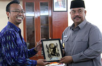 Perwakilan Kemenlu RI Wahono Yulianto saat menerima cenderamata dari Bupati Kukar Edi Damansyah 