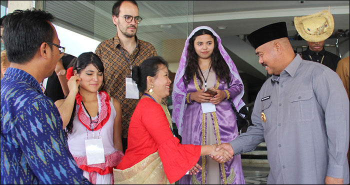 Bupati Kukar Edi Damansyah menyalami peserta BSBI 2019 yang akan tinggal selama 3 bulan lebih di Tenggarong dalam rangka mempelajari seni budaya daerah