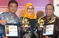  Bupati Rita Widyasari diapit direksi PDAM Tirta Mahakam dan Perusda KSDE menunjukkan penghargaan yang diraih pada BUMD & CEO BUMD Award 2014