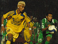 Fery Aman Saragih (kiri) menjadi pahlawan Mitra Kukar lewat tendangan bebasnya yang mampu menjebol gawang Persebaya