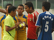 Keputusan wasit yang selalu merugikan Mitra Kukar kerap diprotes Agung Prasetyo dkk