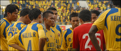 Para pemain Mitra Kukar tengah berdiskusi sambil menanti laga babak kedua dimulai. Dalam laga terakhirnya, Mitra Kukar ditahan imbang 2-2 oleh Persigo