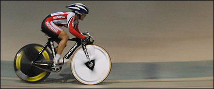 Santia Tri Kusumah melaju di nomor Omnium Elit Putri