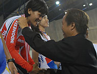 Pj Bupati Kukar H Sjachruddin mengalungkan medali emas kepada Santi Tri Kusumah