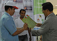 Ketua Pengkab ISSI Kukar Bambang Arwanto (kiri) menerima piagam penghargaan dari Konfederasi Balap Sepeda Asia yang diserahkan Presiden ACC Hee Wook Cho