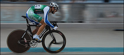 Pebalap Uzbekistan menyabet emas pertama putra di nomor 30 km Point Race 120 Lap