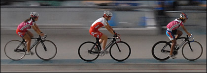 Tiga pebalap putri Jepang saat menjajal Velodrome Tenggarong Seberang