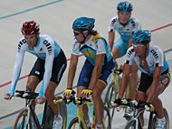 Para pebalap putra asal Kazakhstan beriringan melakukan pemanasan di Velodrome Tenggarong Seberang