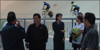 Sekkab Haryanto Bachroel dan rombongan saat meninjau Velodrome Tenggarong Seberang kemarin sore