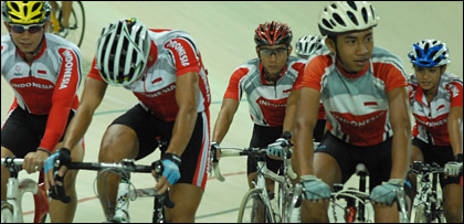 Para pebalap Indonesia saat melakukan pemanasan di Velodrome Tenggarong Seberang