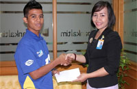 Rizal Feriyadi secara simbolis menerima bantuan dana dari Bankaltim