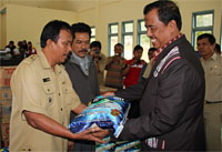 Camat Samboja Fahmi menerima bantuan yang diserahkan Wabup HM Ghufron Yusuf 
