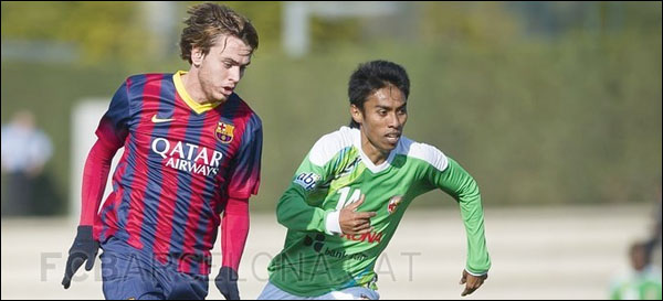 Gelandang Mitra Kukar, Fadil Sausu, ketika menghadapi pemain Barcelona B di Spanyol. Fadil kini tak lagi memperkuat Mitra Kukar setelah dipinjamkan ke Putra Samarinda