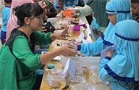 Para siswa KBIT/TKIT Nurul Ilmi belajar kemandirian lewat Bazar Anak yang digelar di sekolahnya