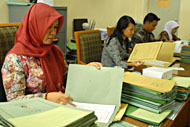 Beberapa anggota tim tengah memeriksa berkas-berkas pengajuan beasiswa dari mahasiswa Kukar