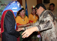 Bupati Rita Widyasari saat menerima selempang Bunda PAUD yang dipasang Direktur Pembinaan PAUD 