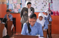 Bupati Rita Widyasari saat meninjau pelaksanaan UN SLTP pada tahun 2012 lalu