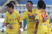 Para pemain Muara Kaman merayakan gol penyeimbang yang dicetak Ujul di 10 menit terakhir jelang berakhirnya laga