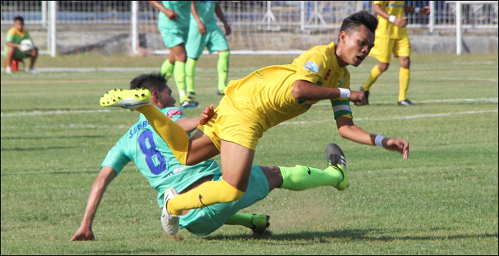Laga pembuka Babak 12 Besar Bupati Cup 2016 antara Samboja (hijau tosca) vs Muara Kaman (kuning) berlangsung sengit. Kedua tim akhirnya bermain imbang 1-1