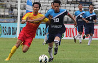 Pemain Marang Kayu dan Samboja melakukan duel perebutan bola