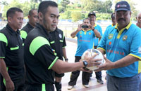 Penyerahan bola oleh Wabup Edi Damansyah kepada wasit Reza Pahlevi