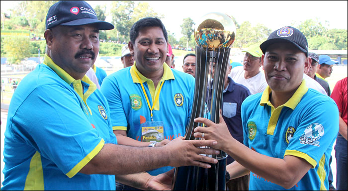 Wabup Kukar Edi Damansyah menyerahkan piala bergilir Bupati Kukar kepada Ketua PSSI Kukar Salehuddin disaksikan Ketua Panpel Aripin Noor HJ