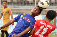 Bek Loa Janan Suroto menyundul bola dalam perebutan bola dengan striker Muara Jawa, Idup