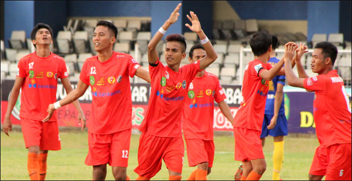 Selebrasi pemain Muara Jawa usai menjebol gawang Loa Janan untuk ketiga kalinya lewat gol Ahmad Nur Aris (tengah)