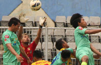 Penjaga gawang Samboja, Yasri, berusaha menangkap bola saat terjadi kemelut di depan gawangnya 