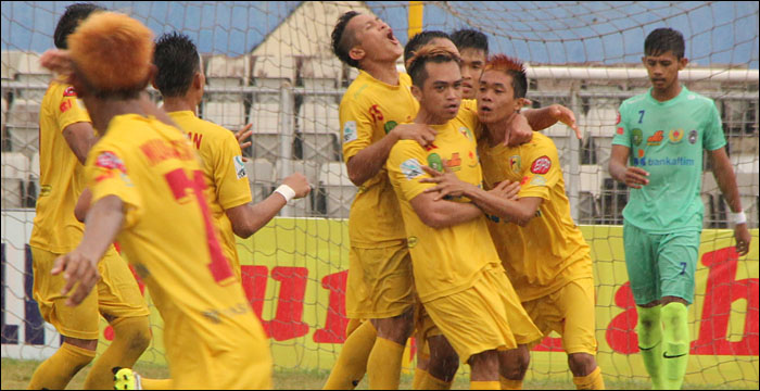 Para pemain Muara Kaman merayakan gol balasan yang dicetak M Rifa'i ke gawang Samboja